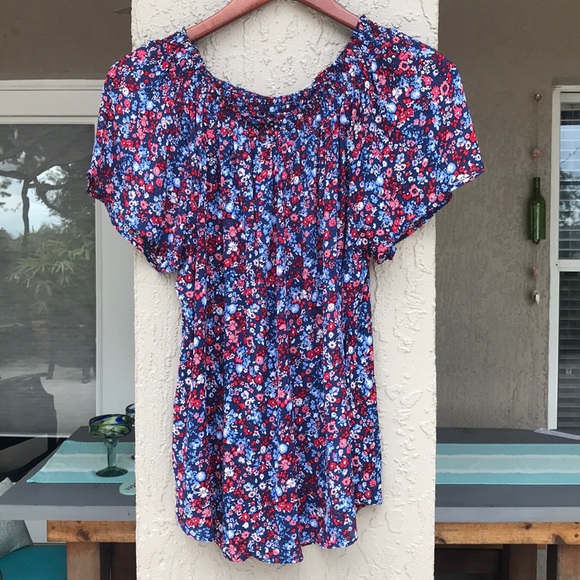 Liz Claiborne Tops - Liz Claiborne short sleeve floral top. Size Large.